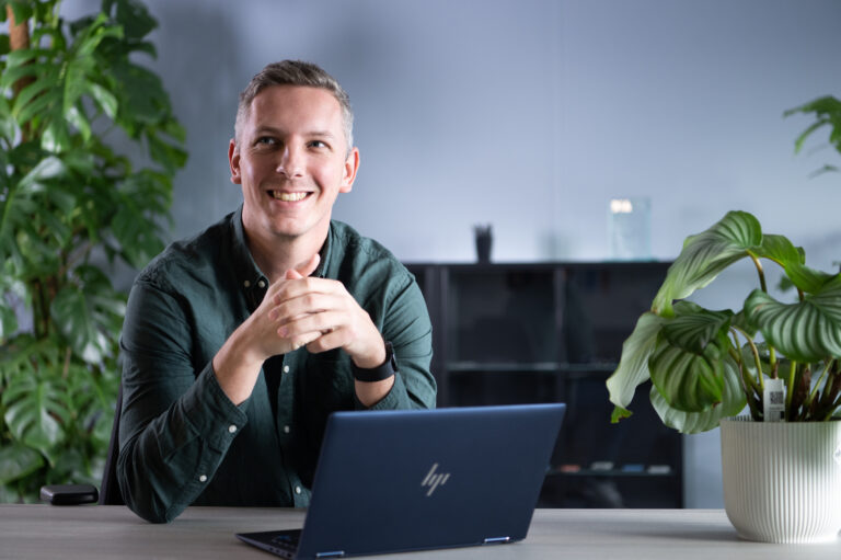 Tevreden blik achter de laptop